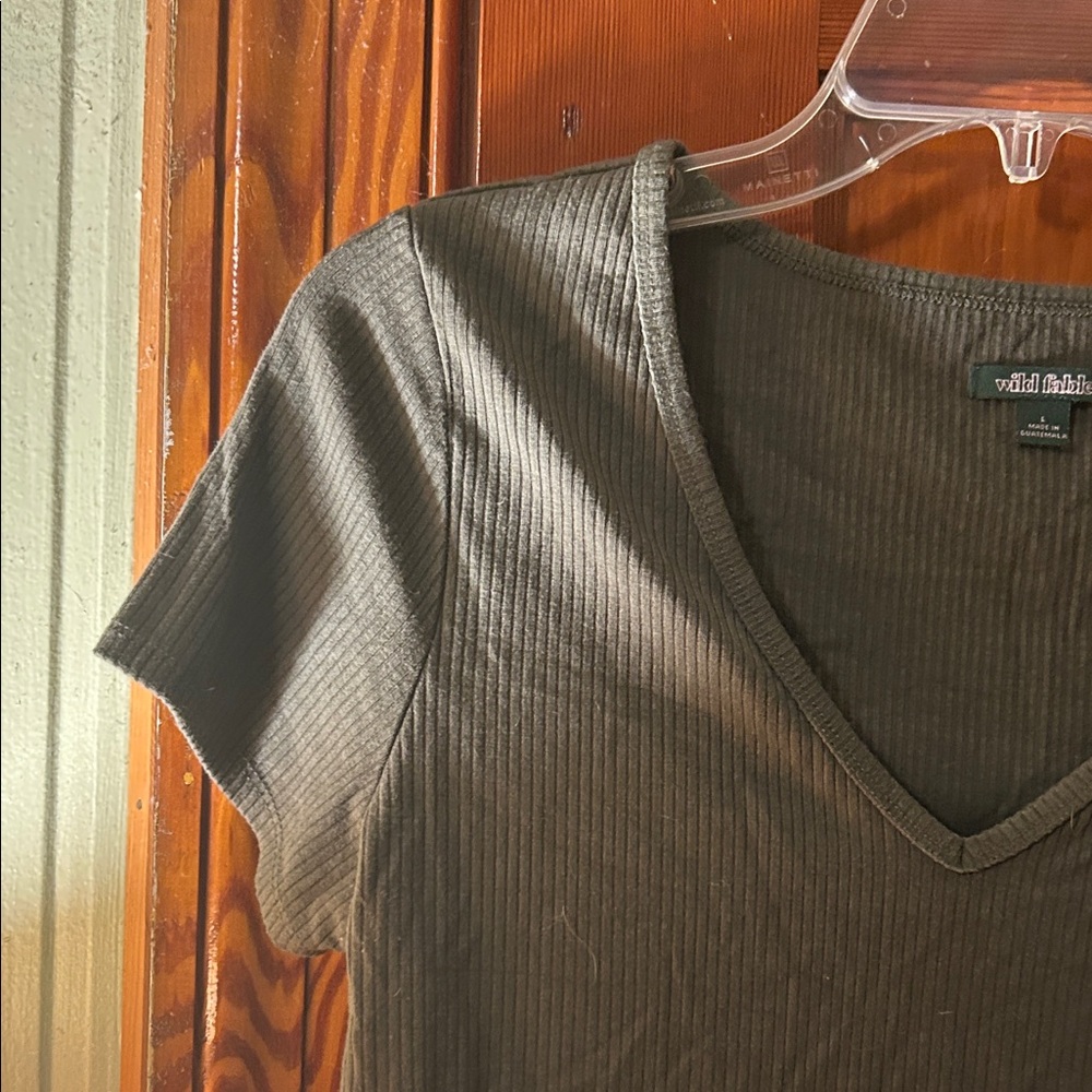 Set Of Two Ribbed V‑Neck Cropped Tees - Picture 5 of 10